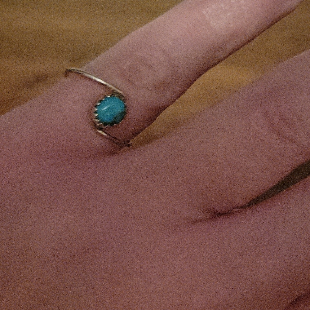Elegant Silver Turquoise Ring - Picture 5 of 6